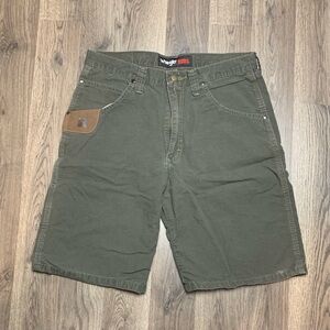 Y2K 2000s Wrangler Olive Green Workwear Shorts 
Men’s Size 32